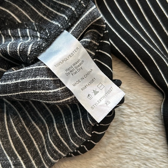 Windsor Cropped Button Up Top - Picture 3 of 3